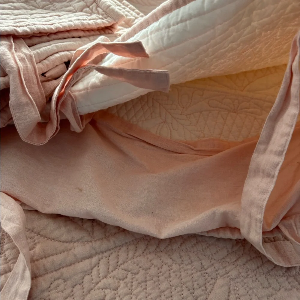 Pottery Barn Light Pink Queen Quilt With Matching Shams - Picture 5 of 10